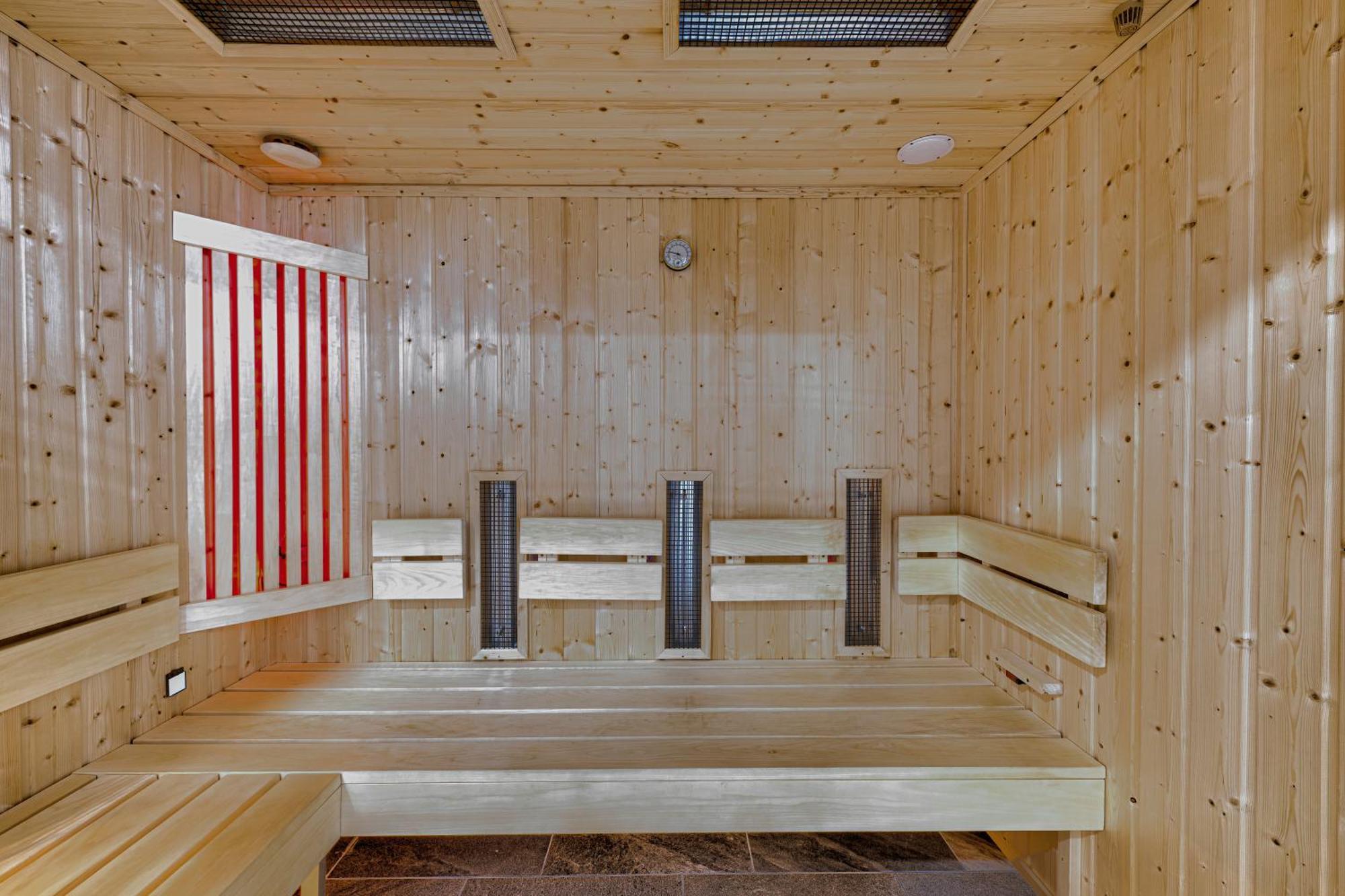 Typton Hotel&Spa Medzilaborce Buitenkant foto