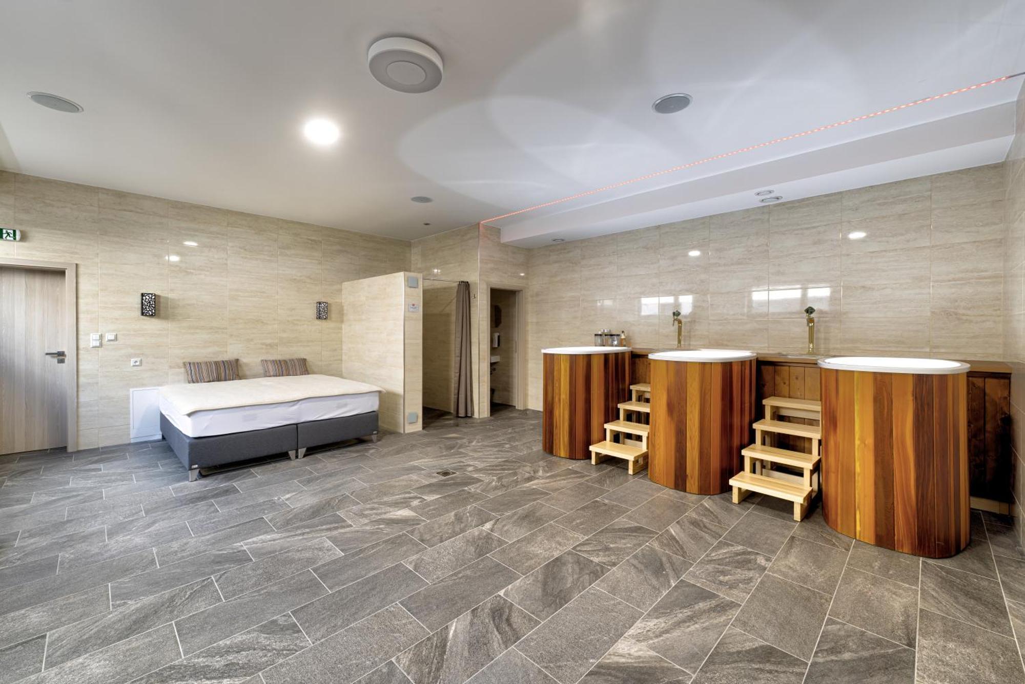 Typton Hotel&Spa Medzilaborce Buitenkant foto