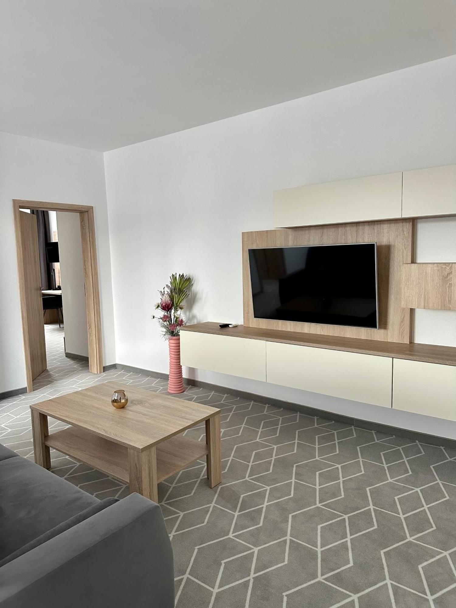 Typton Hotel&Spa Medzilaborce Buitenkant foto