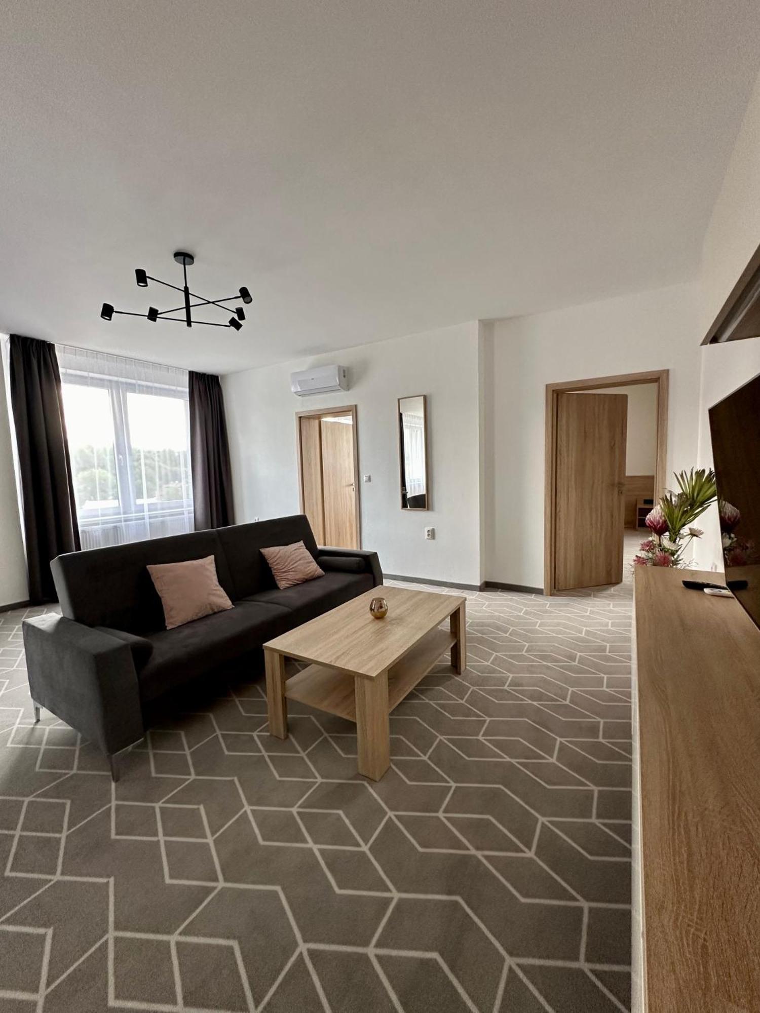 Typton Hotel&Spa Medzilaborce Buitenkant foto