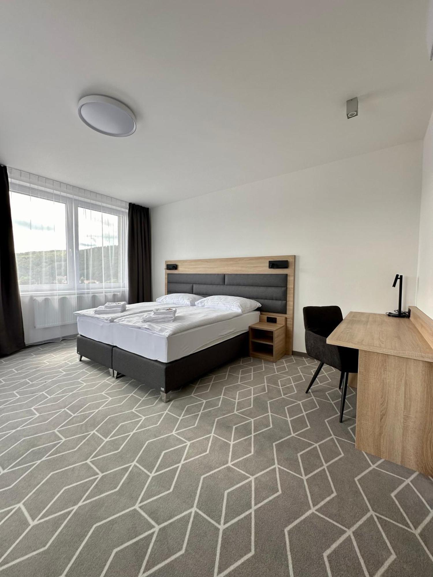 Typton Hotel&Spa Medzilaborce Buitenkant foto