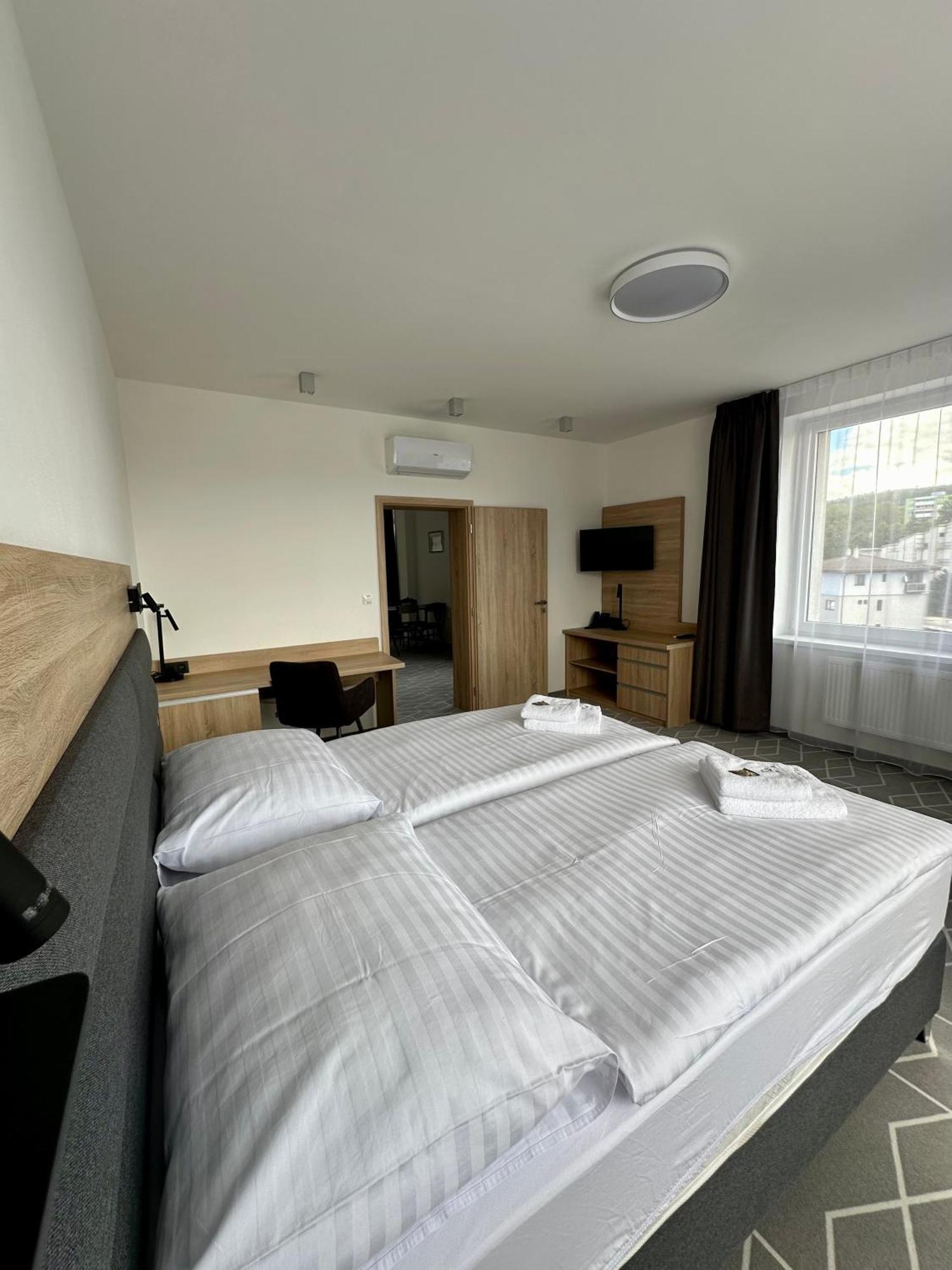 Typton Hotel&Spa Medzilaborce Buitenkant foto