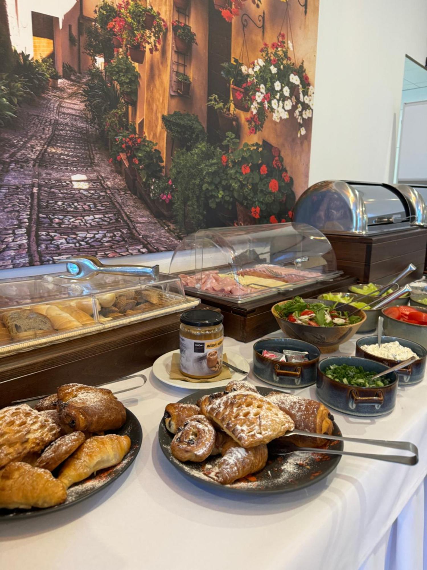 Typton Hotel&Spa Medzilaborce Buitenkant foto